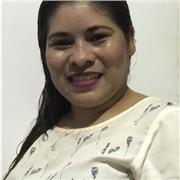 Trabaja como niñera ayudando con las tareas escolares